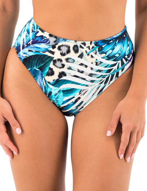 Model in Kabini Oasis High Waist Bikini Broekje Aegean voorzijde