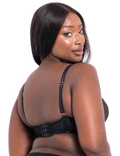 Model in Scantilly Senses Plunge BH achterzijde