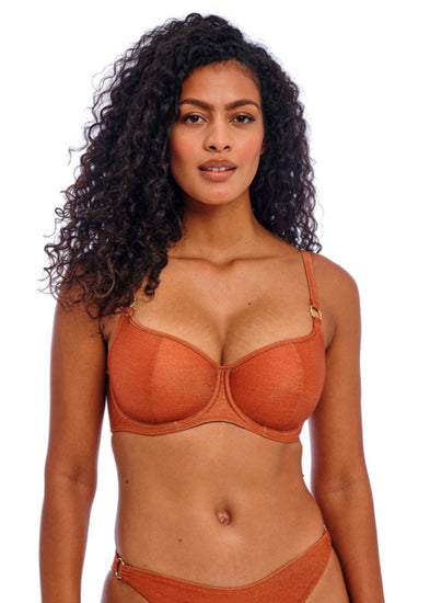 Model in Arizona Wave Sweetheart Bikini Top Golden Hour Voorzijde