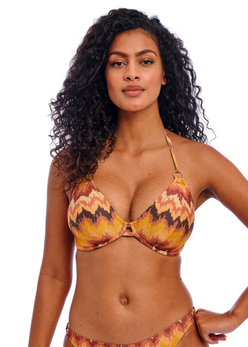 Model in Arizona Wave Halter Bikini Top Horizon Voorzijde