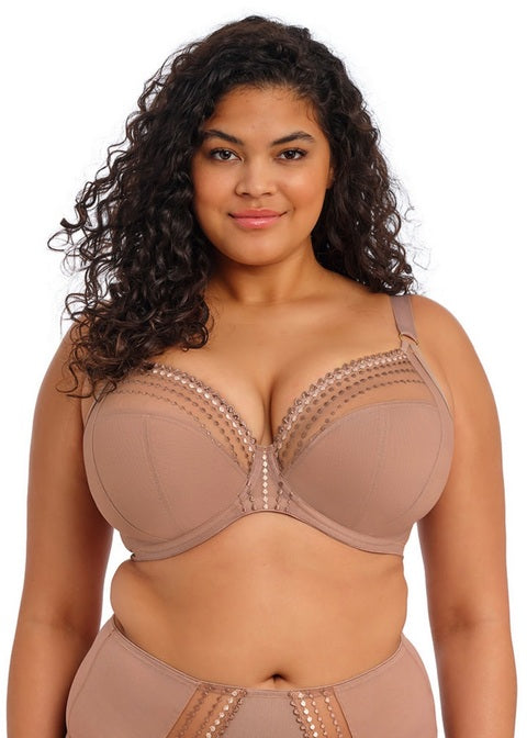 Model in Matilda Full Cup Plunge BH Praline Voorzijde
