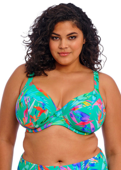 Model in Toyama Tides Plunge Bikini Top Jade Voorzijde