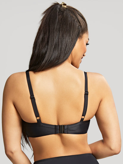 Model in Serenity Plunge Bikini Top Zwart Achterzijde