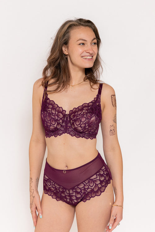 Model in Allure Full Cup BH Plum packshot