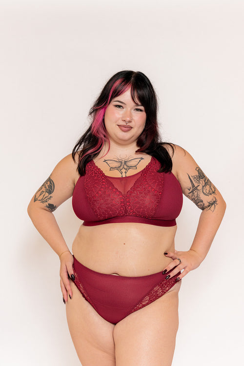 Model in Tiernie Beugelloze Bralette Tibetan Red packshot