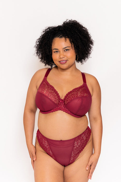 Model in Tiernie Plunge BH Tibetan Red Voorzijde