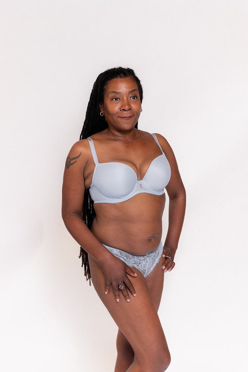 Model in Fascinate Voorgevormde Plunge BH Powder Blue packshot