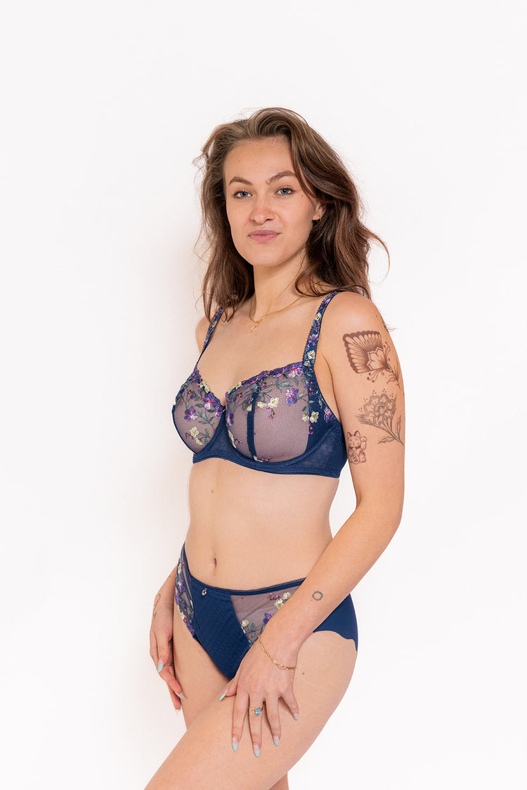 SuperBramodel in Marie Balconette BH Sapphire voorzijde