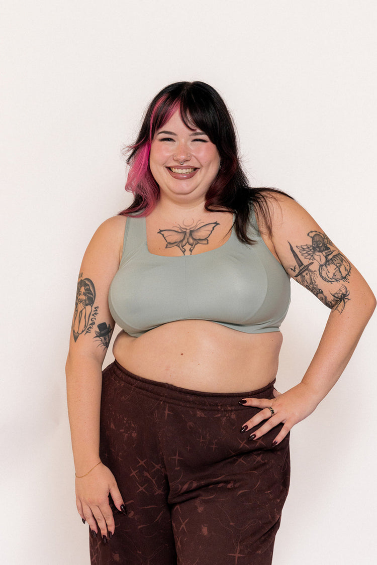 SuperBramodel in Thrive Sport BH Pale Green voorzijde