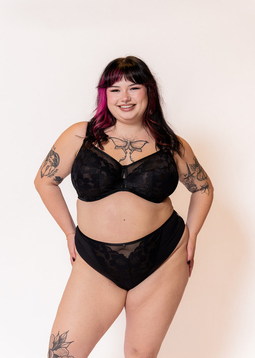 SuperBra Model in Flora Full Cup BH Zwart voorzijde