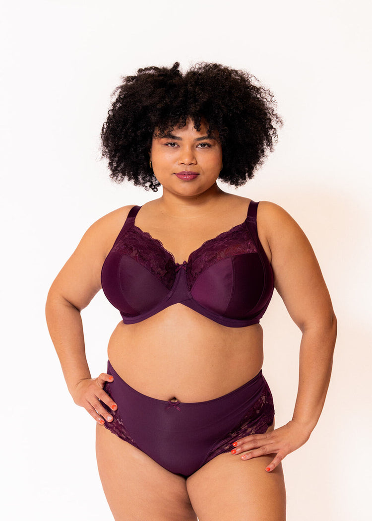 SuperBra Model in Amara Full Cup BH Plum voorzijde