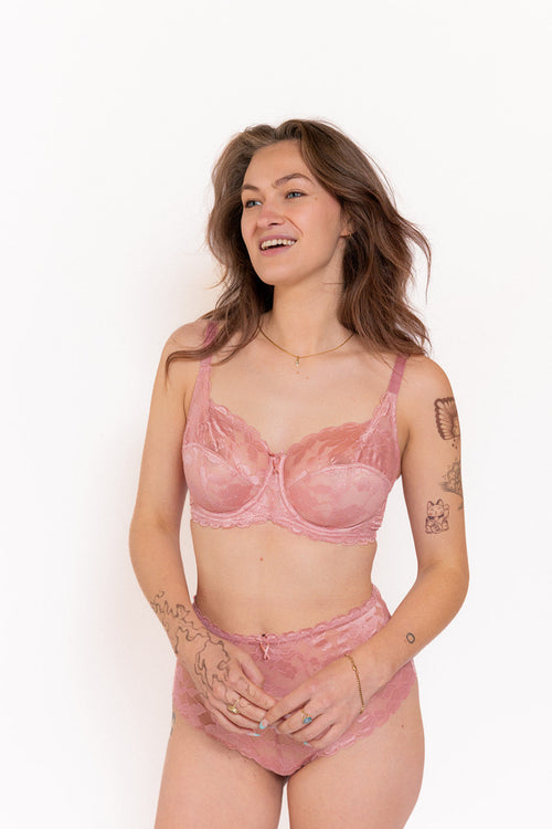 Model in Amour Full Cup BH Rose Pink packshot