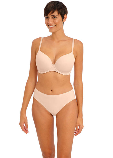Model in Undetected Voorgevormde T-shirt BH Natural Beige voorzijde