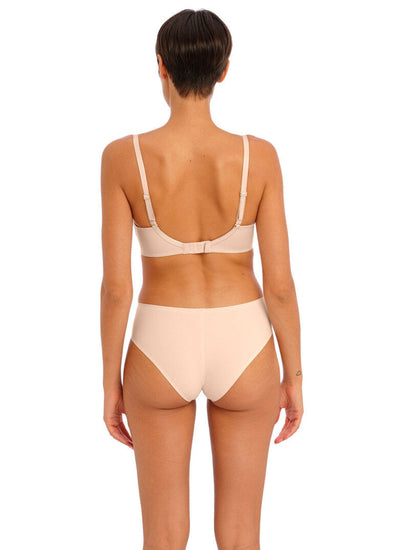 Model in Undetected Voorgevormde T-shirt BH Natural Beige achterzijde