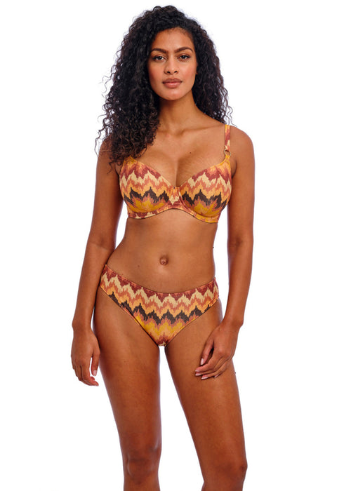 Model in Arizona Wave Bikini Broekje Horizon Voorzijde