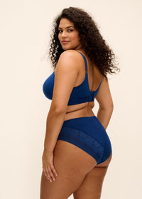 Model in Downtime Beugelloze Bralette French Navy Achterzijde