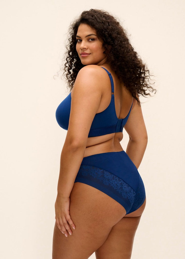 Model in Downtime Beugelloze Bralette French Navy Achterzijde