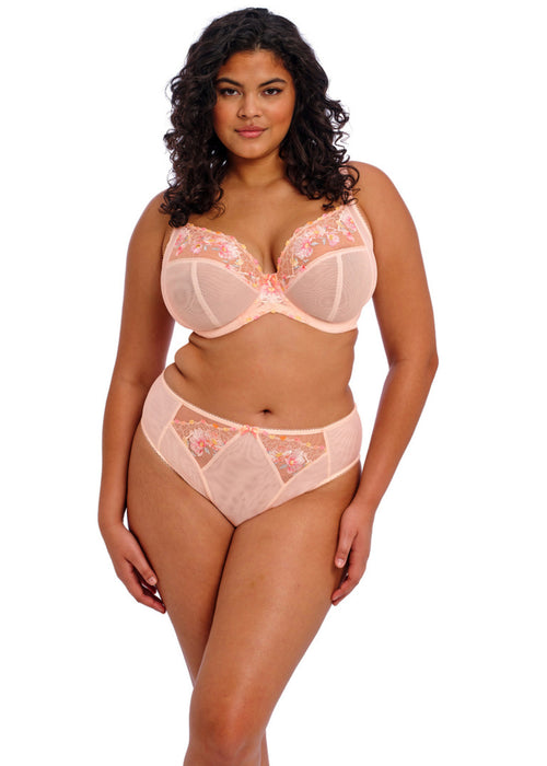 Model in Himari High Leg Broekje Peach Whisper Voorzijde