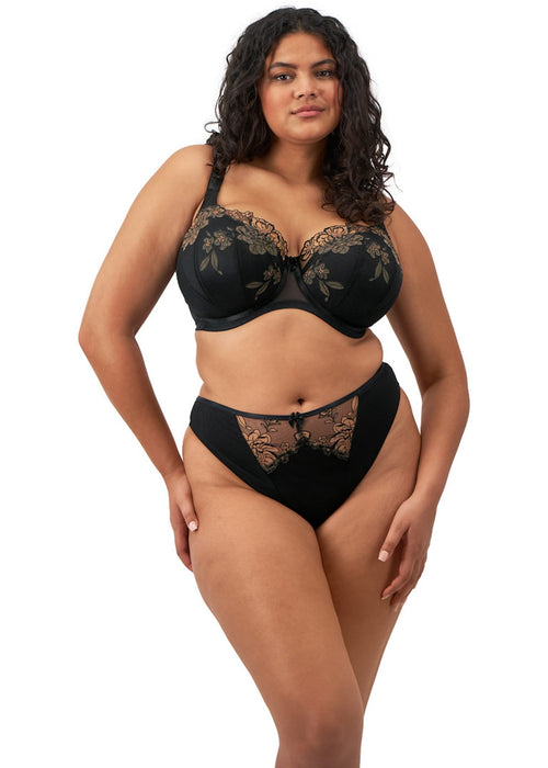 Model in Teagan String Almond/Black onderkant
