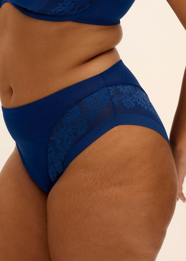 Model in Nerina High Leg Broekje French Navy Voorzijde