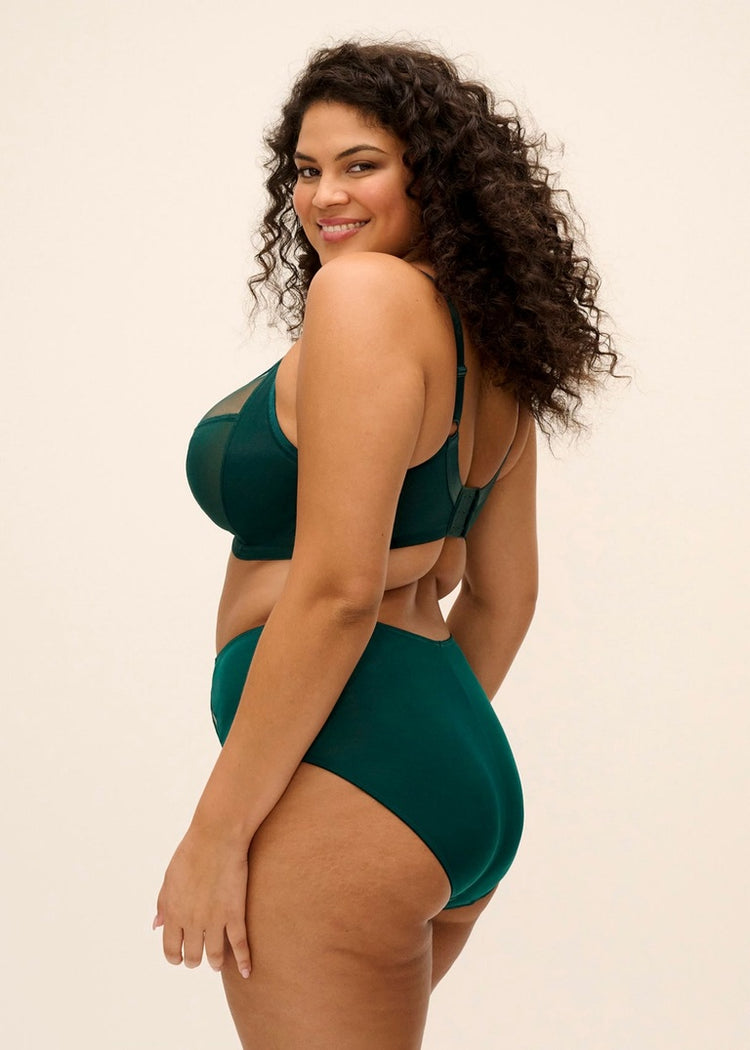 Model in Sachi High Waisted Broekje Deep Emerald Achterzijde