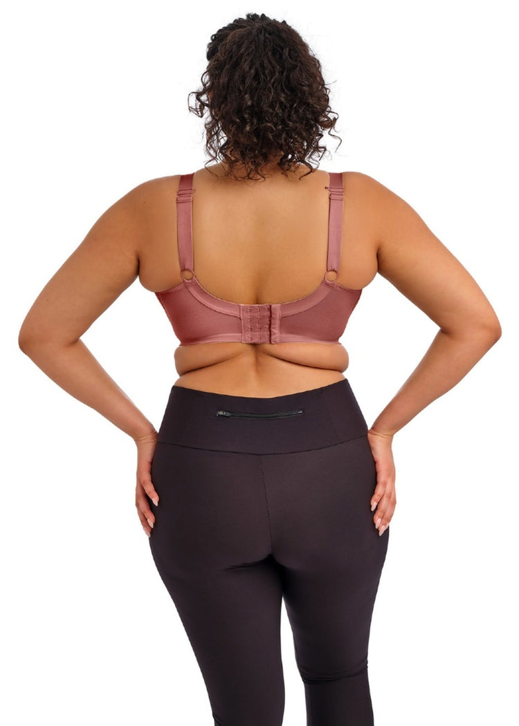 Model in Energise Sport BH Rosewood Achterzijde