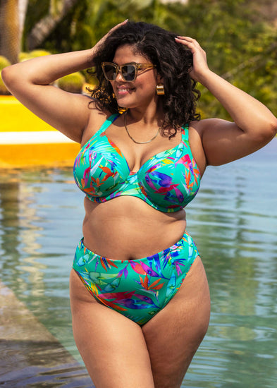 Lifestyle model  in Toyama Tides Plunge Bikini Top Jade Voorzijde