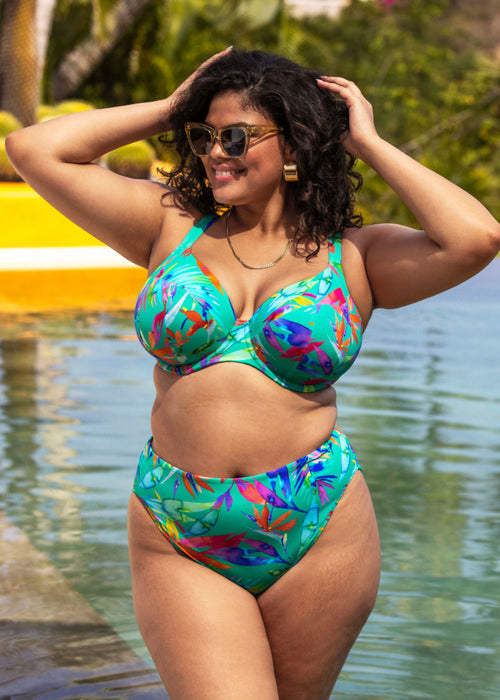 Lifestyle Model in Toyama Tides Mis Rise Bikini Broekje Jade Voorzijde