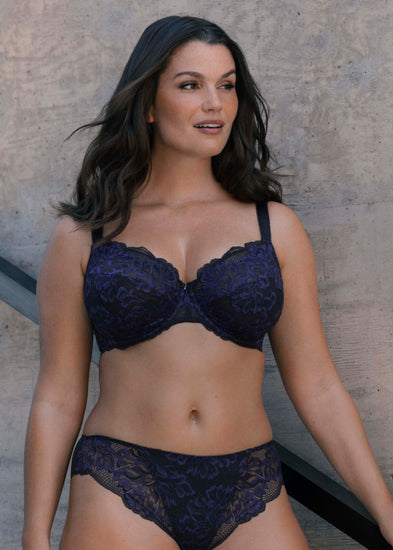 Model in Emmaline Side Support BH Midnight voorzijde 