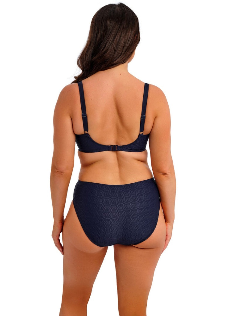 Model in Azores Full Cup Bikini Top Midnight achterzijde