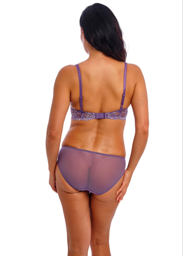 Model in Embrace Lace Broekje Grape Achterzijde