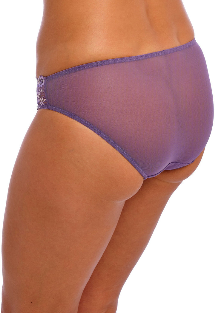 Model in Embrace Lace Broekje Grape Achterzijde