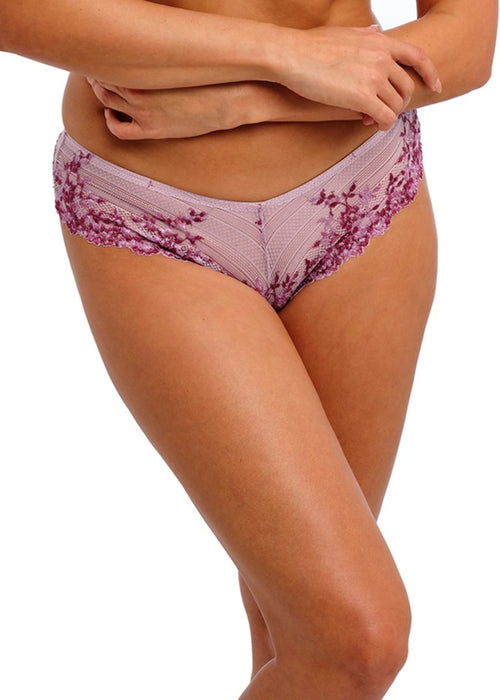 Model in Embrace Lace Tanga Broekje Keepsake Lilac voorzijde 