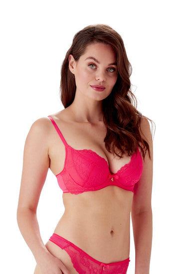 Model in setje Gossard Superboost Lace Diva Pink, vooraanzicht