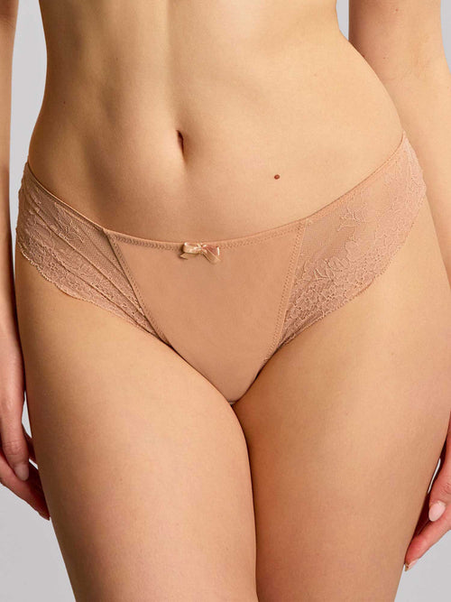 Model in Ana Brazilian Honey packshot