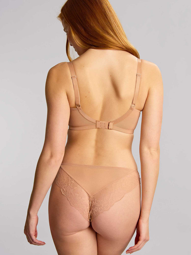 Model in Ana Plunge BH Honey achterzijde