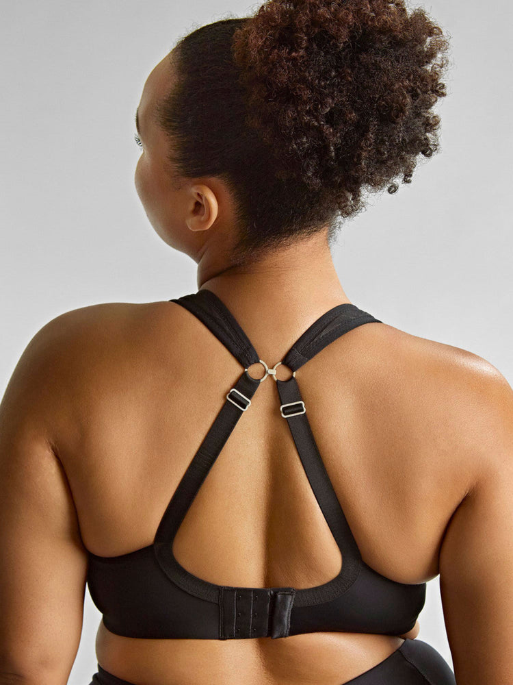 Model in Activate Sport BH Black/Chalk achterzijde j-hook
