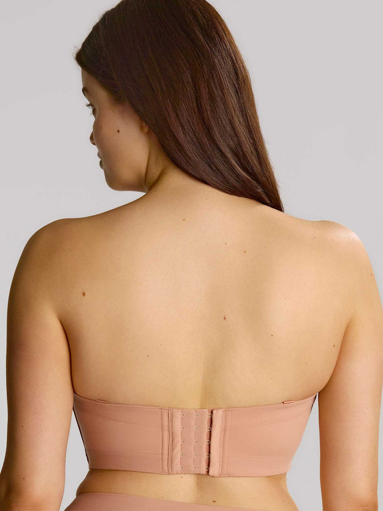 Model in Dana Strapless BH Hazel achterzijde