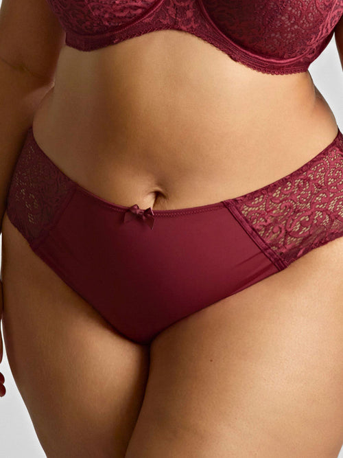Model in Estel Broekje Cherry Red packshot