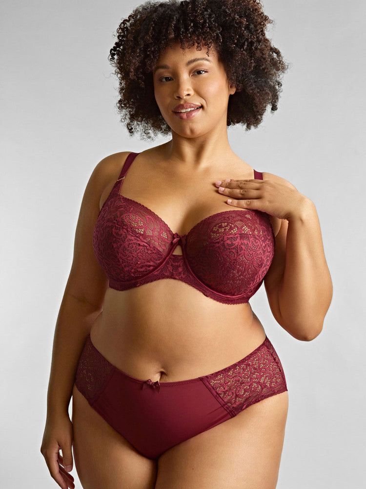 Model in Estel Full Cup BH Cherry Red voorzijde