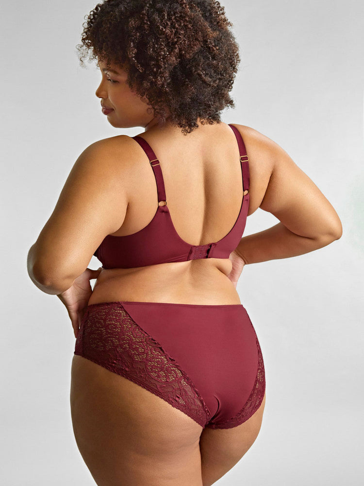 Model in Estel Full Cup BH Cherry Red achterzijde