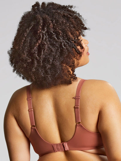Model in Estel Plunge BH Rose Gold achterzijde