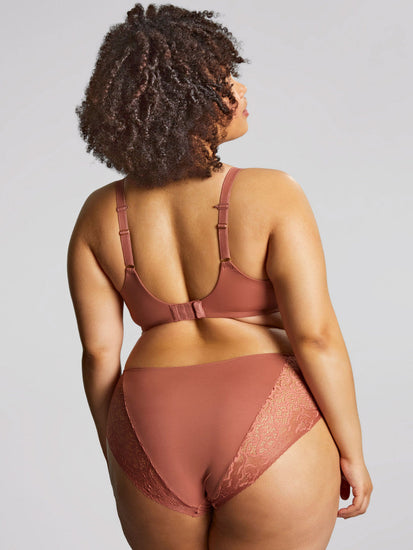 Model in Estel Plunge BH Rose Gold achterzijde set
