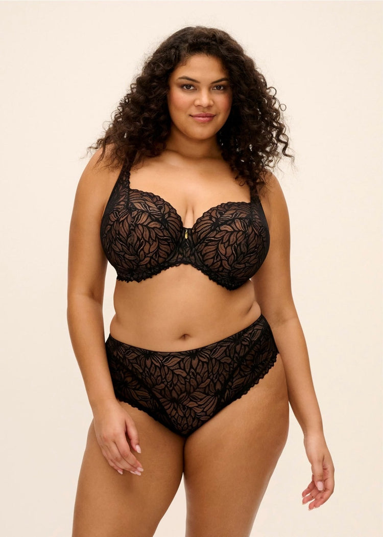 Model in Carena Broekje Zwart voorzijde