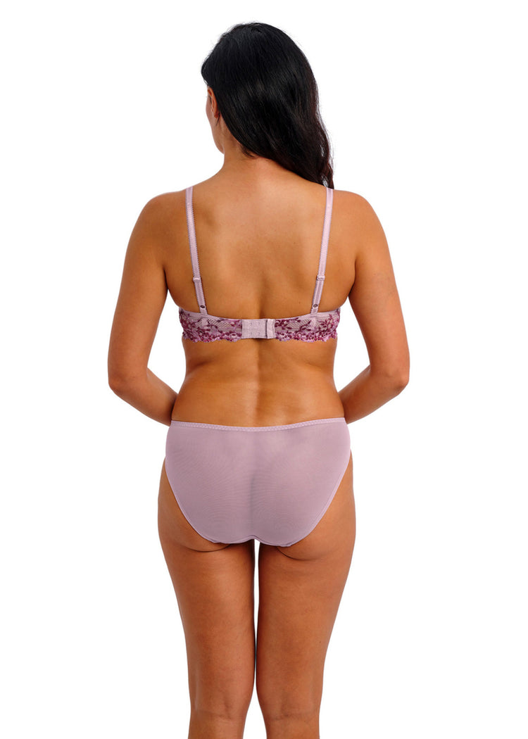 Model in Embrace Lace Broekje Keepsake Lilac achterzijde