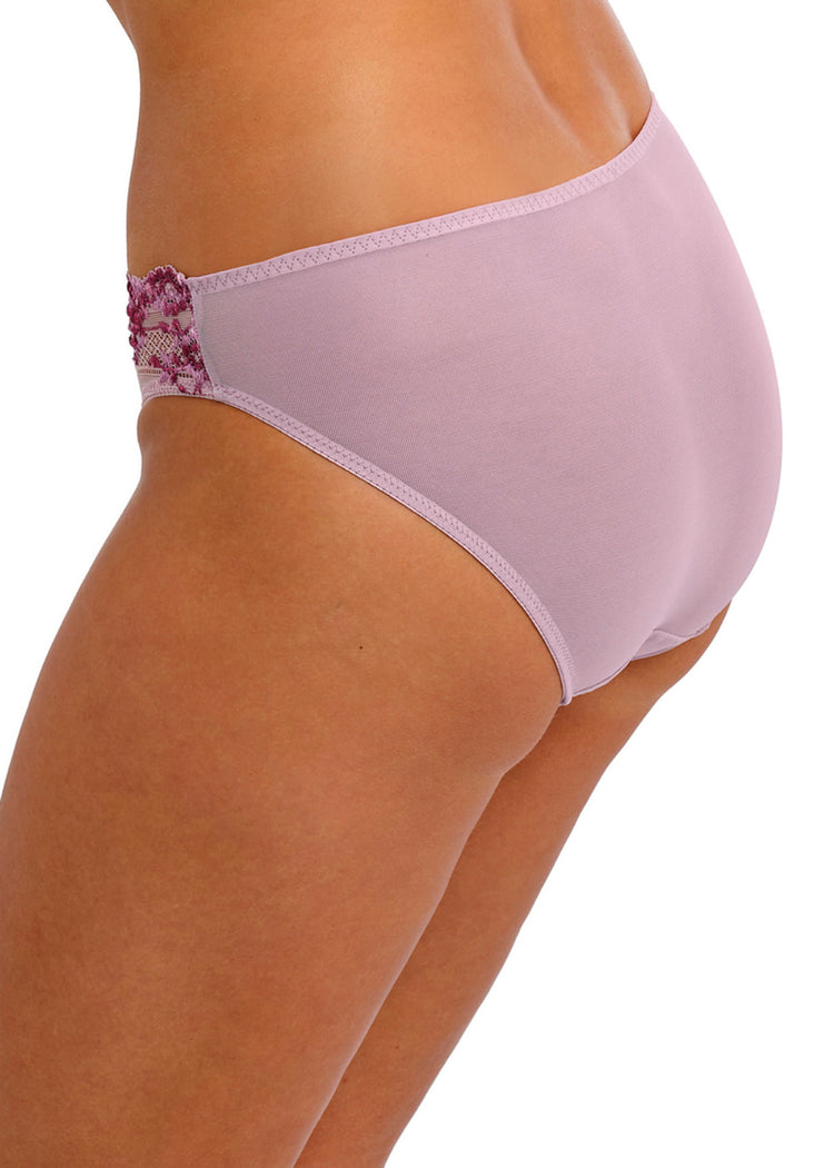 Model in Embrace Lace Broekje Keepsake Lilac achterzijde