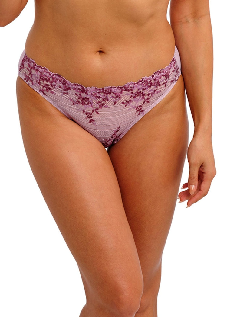 Model in Embrace Lace Broekje Keepsake Lilac voorzijde 