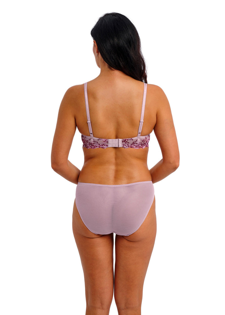 Model in Embrace Lace Stretch BH Keepsake Lilac achterzijde