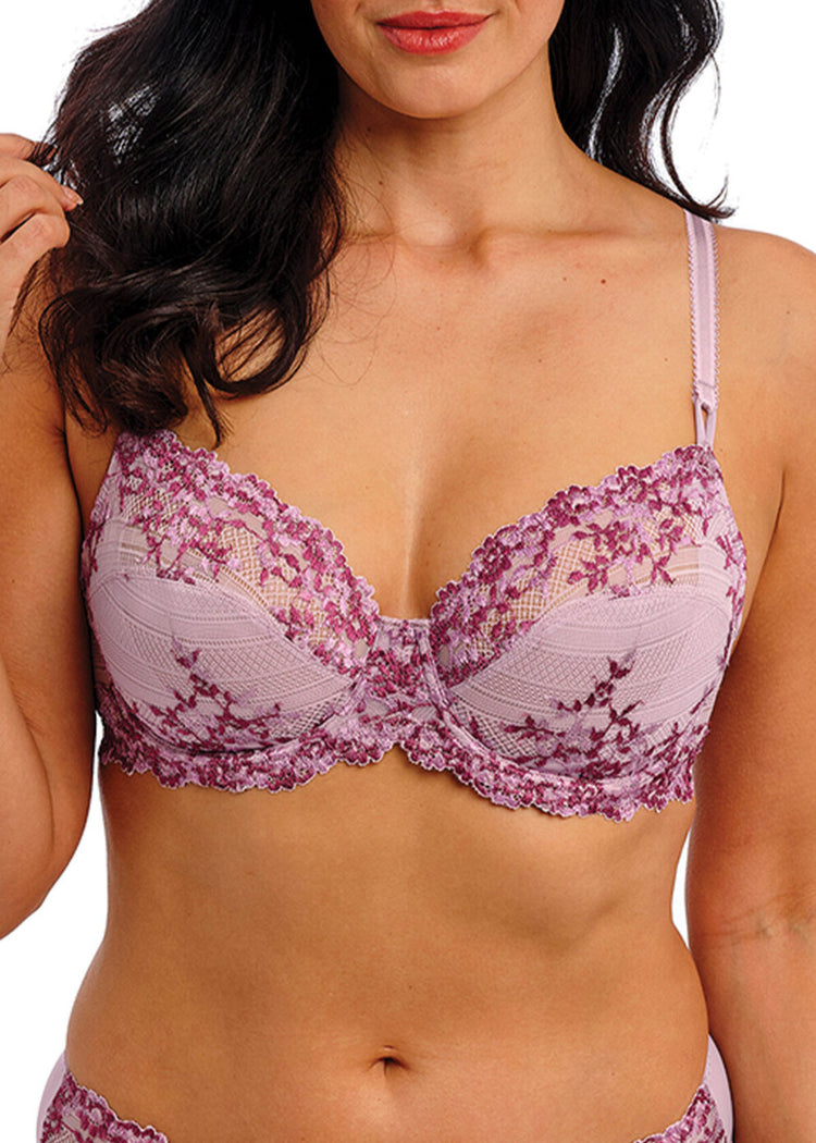 Model in Embrace Lace Stretch BH Keepsake Lilac voorzijde 