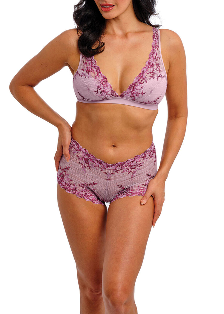 Model in Embrace Lace Beugelloze Bralette Keepsake Lilac voorzijde 